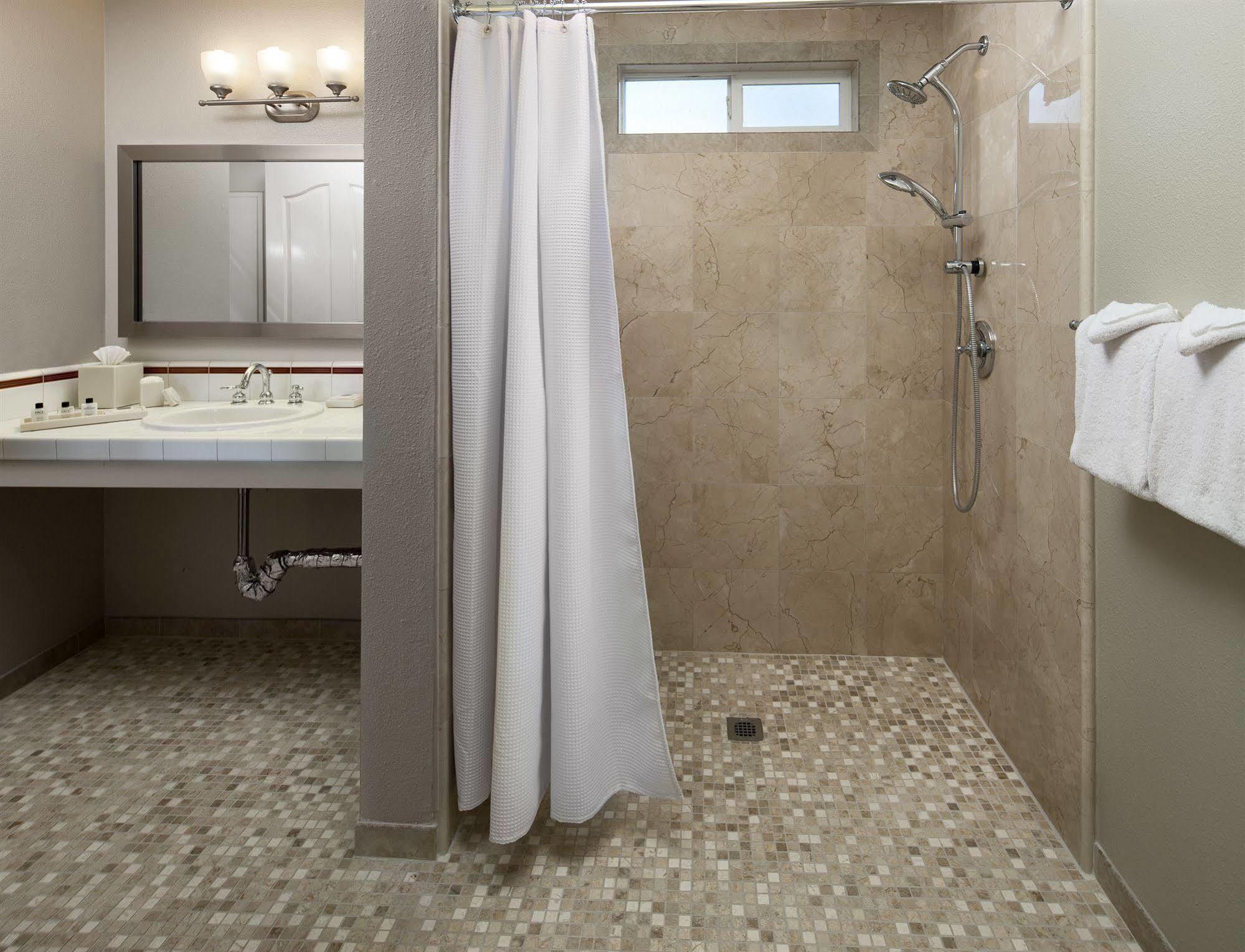 Cambria Landing Inn And Suites Extérieur photo